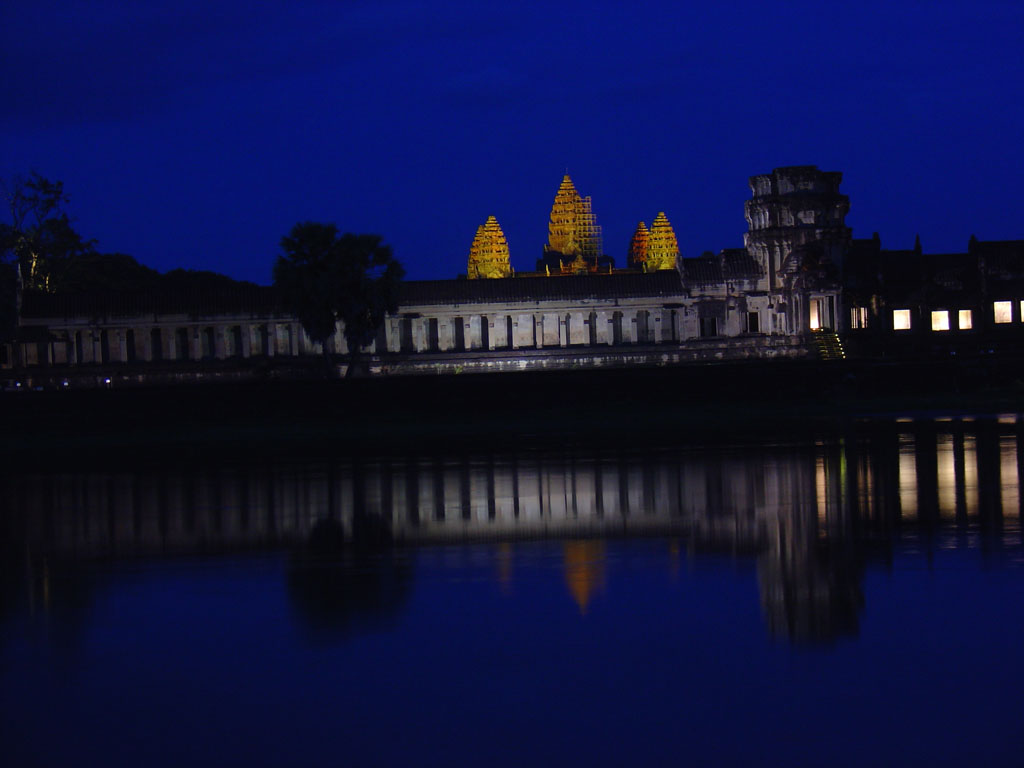 [AngkorWat_noite.JPG]