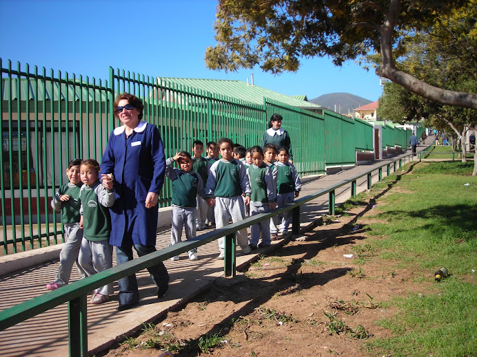 recorriendo el entorno con los alumnos del kinder "C"