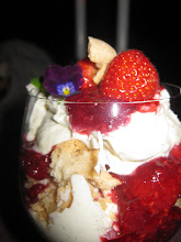 Trifli med jordbær og hindbær, marcipan-makroner og mascarponecreme med vanilje