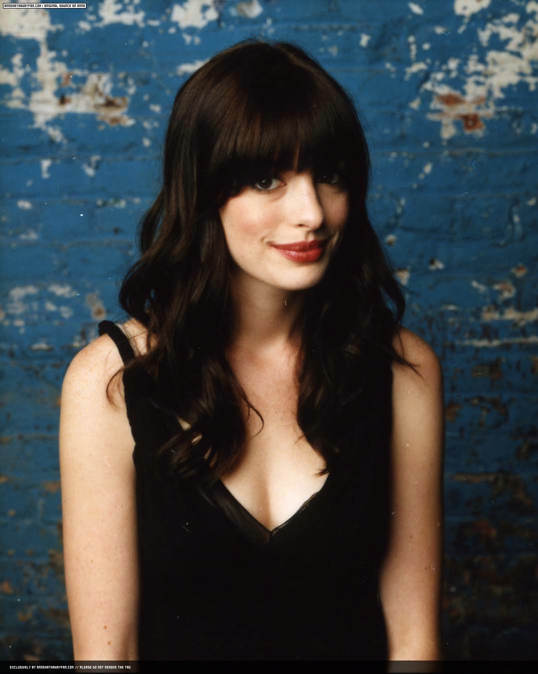 http://2.bp.blogspot.com/_qRr0JbFPLjA/TPUq4UwLegI/AAAAAAAAD4E/X988HCby3iQ/s1600/anne_hathaway_headshot-3935.jpg