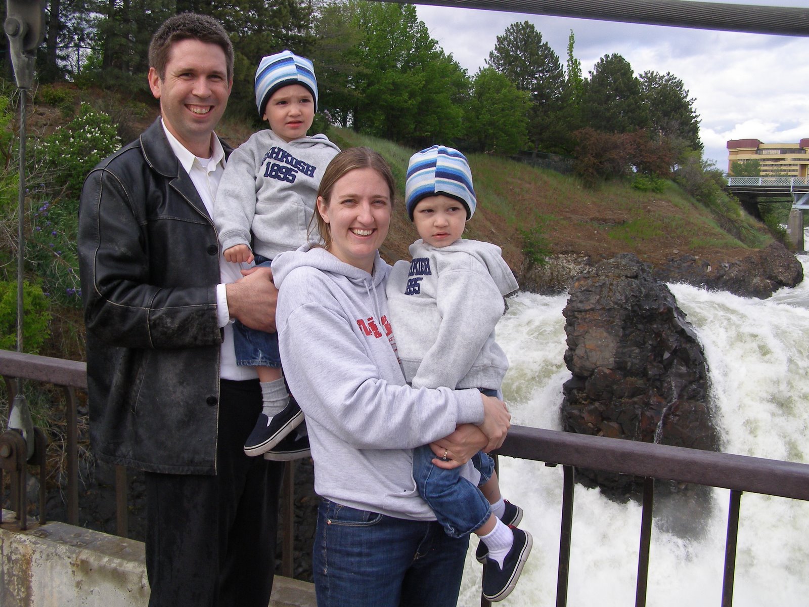 [2008May21-+Family+photo+on+bridge.JPG]