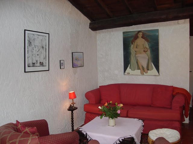 Lou Nidou, le salon avec son canapé convertible