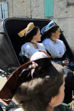 La reine d'Arles en calèche