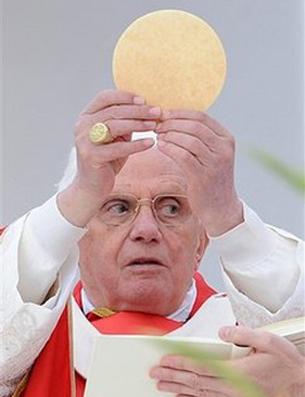 [benedicto+misa+2.jpeg]