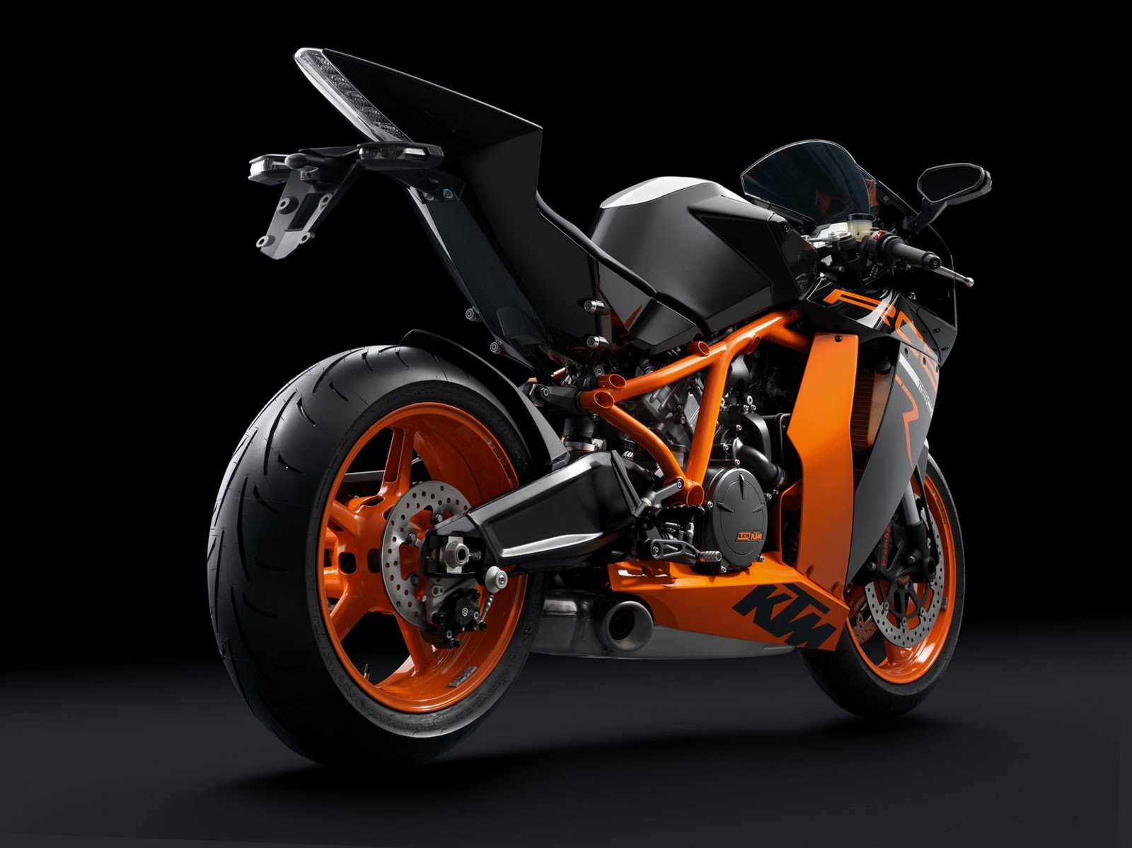 http://2.bp.blogspot.com/_qbIirTBiZhE/TPWLTiLQPoI/AAAAAAAAAVc/hbImCOBwSbI/s1600/2011%2BKTM%2BSportbike%2B1190%2BRC8R%2B3.jpg