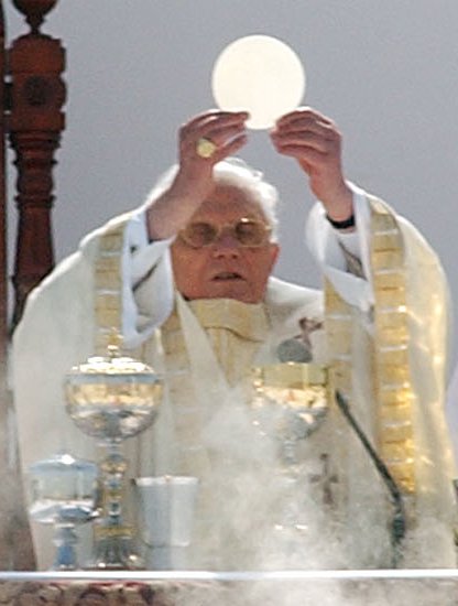 [pope-benedict-xvi-blessing-of-the-host.jpg]