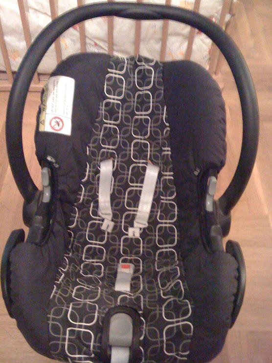 car seat mothercare almost new (0-9kgs) 380EGP !!!!