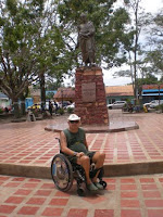 PRÓXIMO A ESTÁTUA DE PRAÇA
