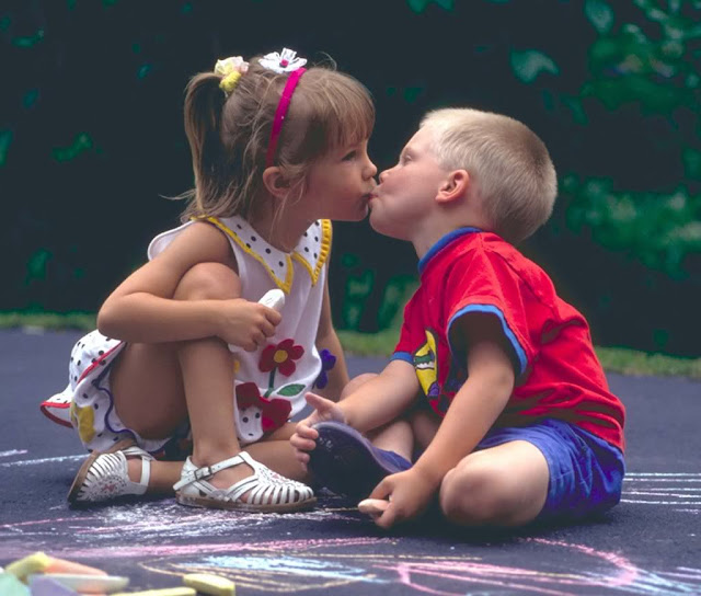 http://2.bp.blogspot.com/_qfcupp5GJs4/S3TqyFHPhBI/AAAAAAAAAD8/iCwEFtApQkU/s640/kissing_kids+(1).jpg