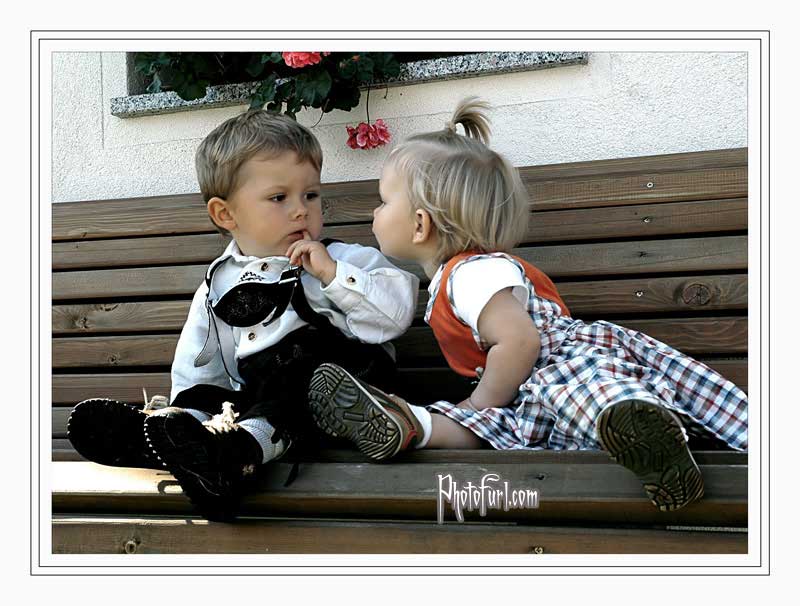 http://2.bp.blogspot.com/_qfcupp5GJs4/TItWcGzEcEI/AAAAAAAAAfw/RNSJC4yheIk/s1600/baby_kiss_me_stlye_wallpaper_background.jpg
