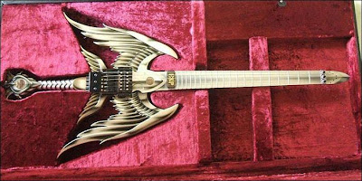 gitar yang bentuknya begitu saja dapat diubah menjadi hal hal yang aneh didunia GITAR GITAR YANG UNIK