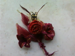 un bouquet avec fleur au crochet et un papillon en porcelaine