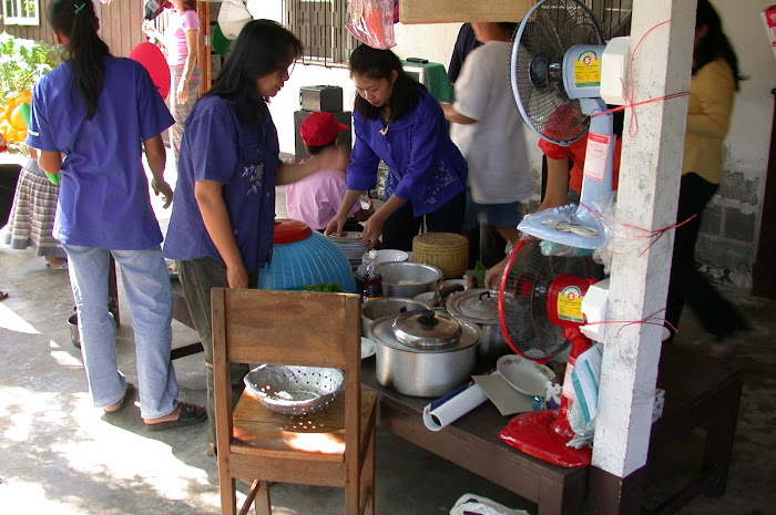 น้องสะใภ้ ช่วยกันทำกับข้าว ในงานบุญ ที่นาหนองแก บ้านพักร้อนของแม่อำ+พ่อสม