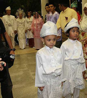 Gambar majlis perkahwinan Adlin Aman Ramlie dan Emelda Rosmila | PERKAHWINAN artis malaysia, news, scandal, gossip, Weddings, Families, Divorces of Celebrities