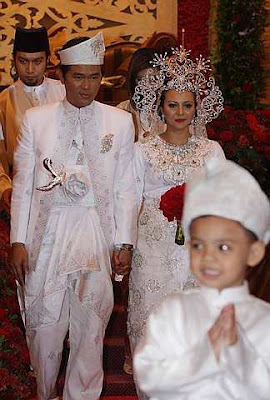 Gambar majlis perkahwinan Adlin Aman Ramlie dan Emelda Rosmila | PERKAHWINAN artis malaysia, news, scandal, gossip, Weddings, Families, Divorces of Celebrities