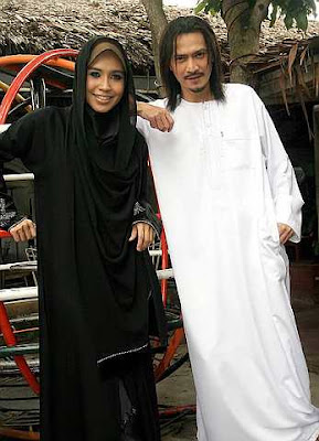 Gambar Akhil Hayy Dan Waheeda Di Tepi Pantai | Gambar Maizawati Zainal isteri Ustaz Akhil Hayy