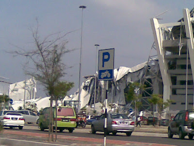 Gambar Stadium Sultan Mizan Runtuh
