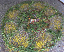 Naturmandala auf dem Vorplatz legen mit Jean-Pierre