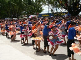 MAS DE 150 PAREJAS DE BAILE EN UN GRUPO