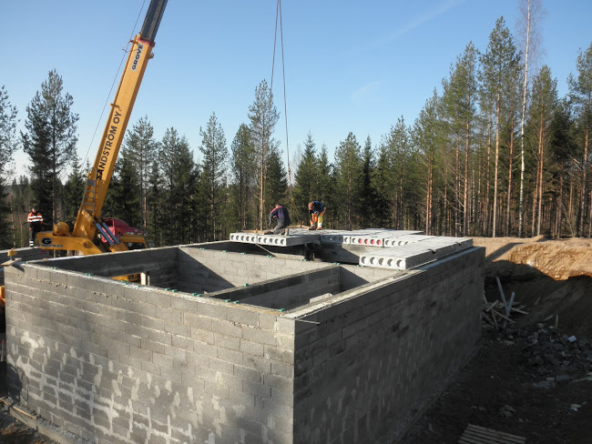 ontelolaattoja laitetaan paikoilleen