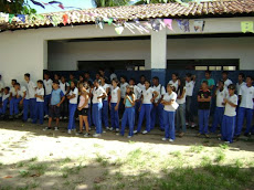 Alunos do CE Estado do Ceará em frente à escola.