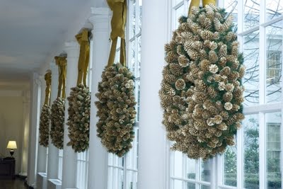 [White+House+Christmas+Wreaths+East+Entrance+Hall+2009.jpg]