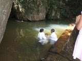 Batismo nas águas, conforme o Novo Testamento ensina  -  Marcos 16:15-16