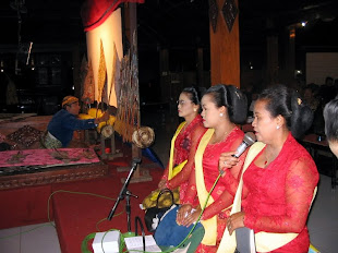 nanggap wayang di pendopo