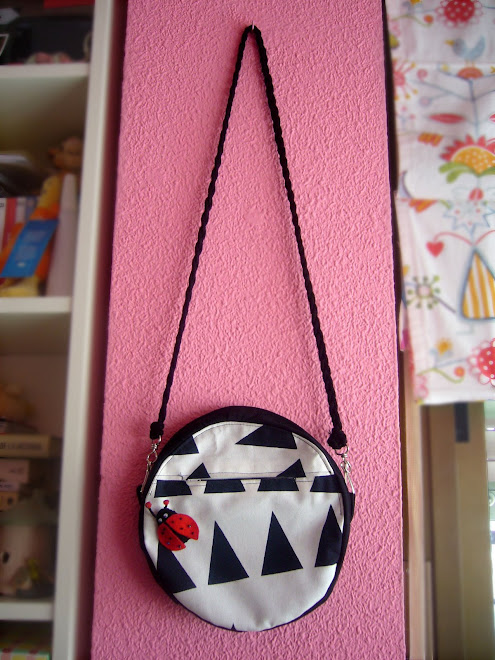 99.  bolso redondo con broche de mariquita