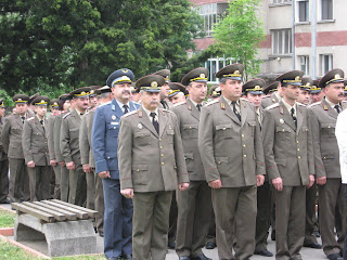 На Гергьовден - офицерски строй пред паметника на падналите за Майка България троянци
