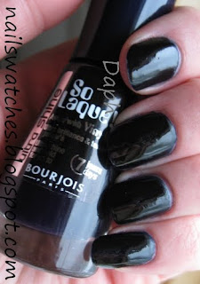Bourjois Bleu Misterieux bourjois blue mysterieux dark blue creme looks black on the nail nail polish nailswatches