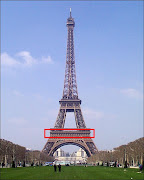 La Torre Eiffel servía como arco de entrada al recinto donde se asentaron . (retocar)