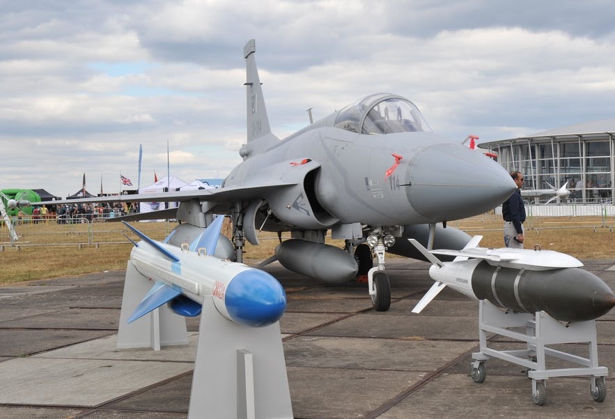 ¿Y si fabricamos AMX para remplazo de A4-AR y Super Etendard ?  Jf-17+thunder++Provides+Pakistani+Air+Force+with+Air-to-Air+Refueling+Capabilityweqwrqewe