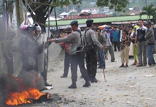 Polisi dan Amuk Massa di Jakarta Polisi dan Amuk Massa di Jakarta