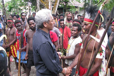 OOC guerra portuguesa Papua+-+tribe
