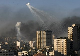Rede de Informao da URS - Pgina 8 04+phosphorous+bomb+over+Gaza+City+January+14-15+2009