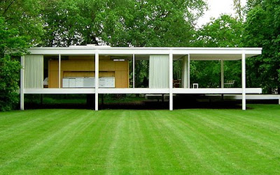 Mies van der Rohe Farnsworth House rear lawn