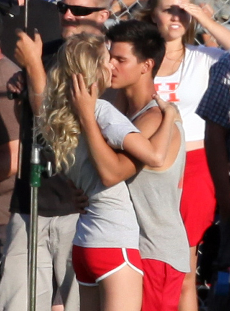 [Taylor-Taylor-Swift-The-Valentine-s-Day-taylor-lautner-7387889-450-609.jpg]