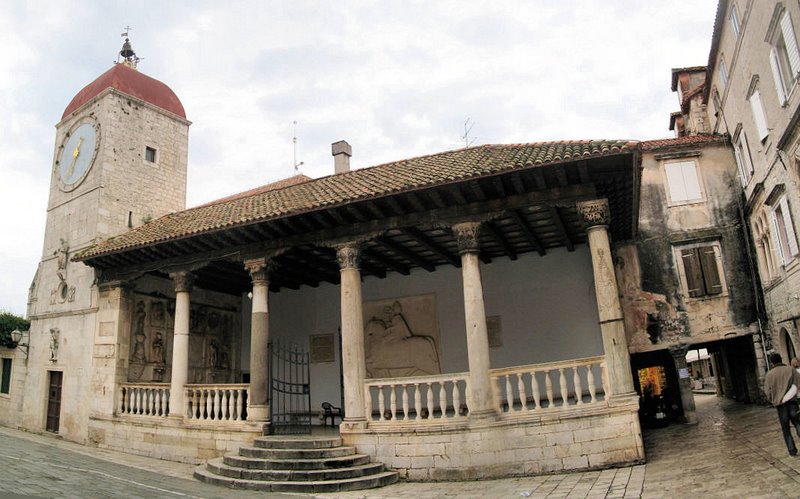 [STA_0592-594+Trogir+loggia+with+horseman+relief.JPG]