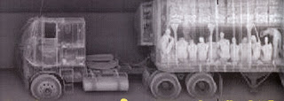 Immagine ai raggi x di un camion con dei rifugiati nascosti al suo interno