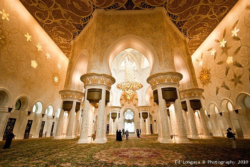 The Chandelier And Carpet Shk Zayed Grand Mosque Mga The Largest Chandelier Has A 10 M 33 Ft Diameter And 15 49 Height 5 Both Of These Records Were Previously Held By Sultan Qaboos Grand