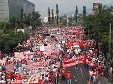 Miles de trabjadores y trabajadoras marcharon por las calles de San Salvador