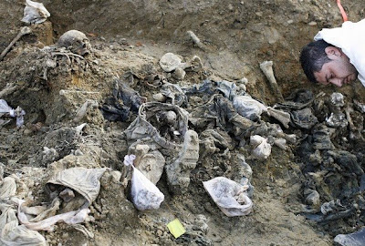 Umat Agama Apakah Yang tega melakukan Genocide seperti Dibawah Ini ?? Kamenica+Mass+Grave+Bodies+of+Bosniaks+Muslims+Srebrenica+Genocide+ICMP