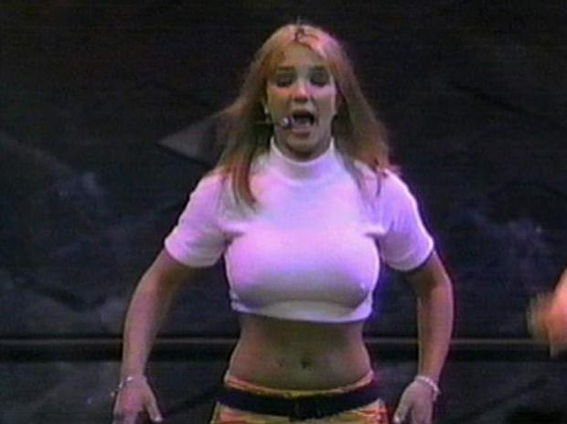 Длинноволосая сучка вывалила большие дойки из черного латекса