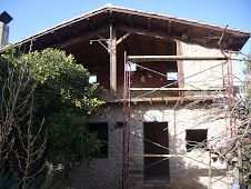 andamios sobre casa.