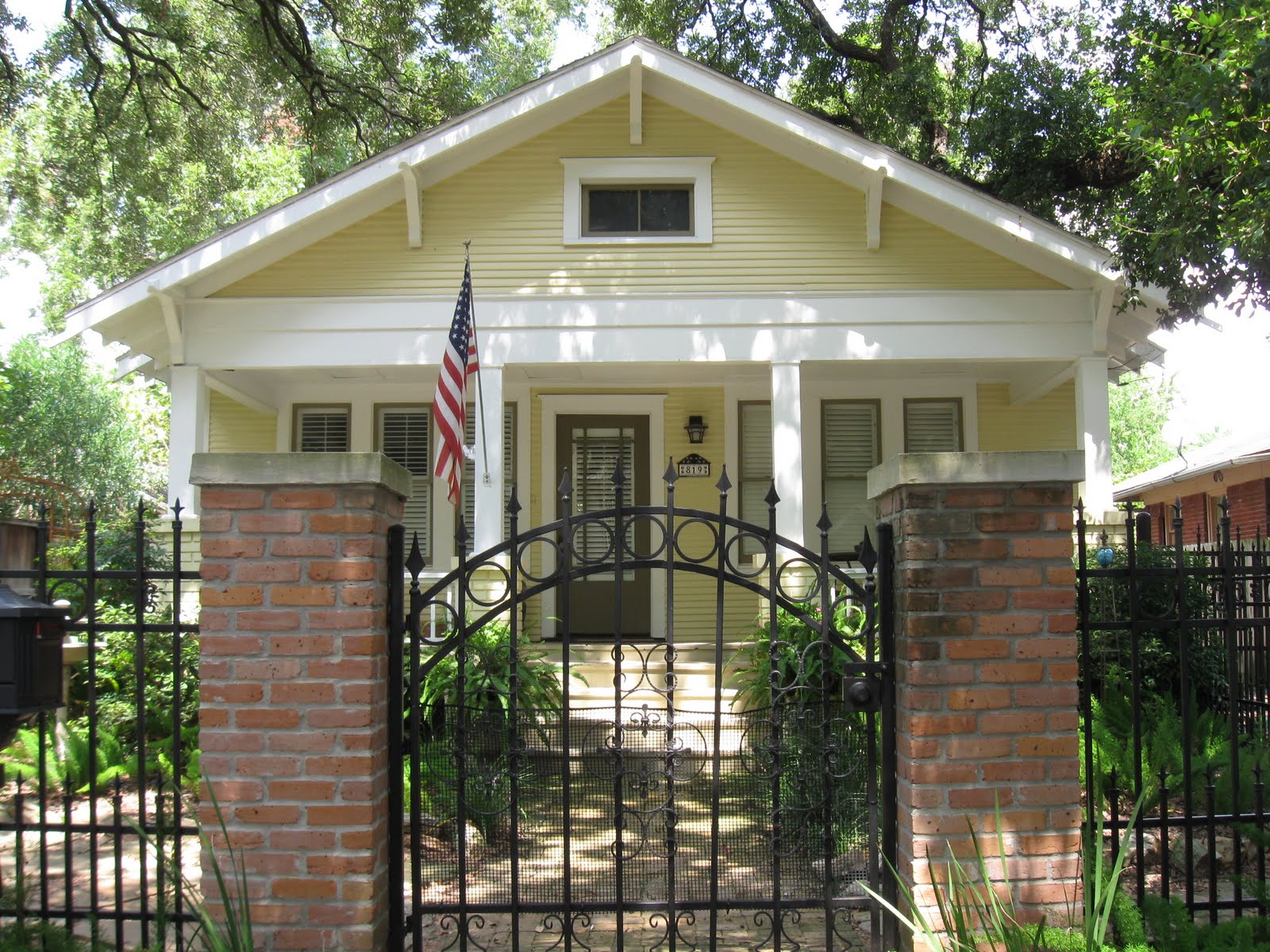 The OtHeR HoUsToN: 1921 Shady Bungalow Garden
