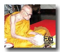 หลวงปู่เปลื้อง วัดลาดยาว http://www.AmuletCenter.com พระเครื่อง ร้าน โจ้ อิศวเรศ พระเครื่อง