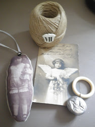 Hochet en métal argenté (nid oiseau) et carte postale ancienne (Ange)