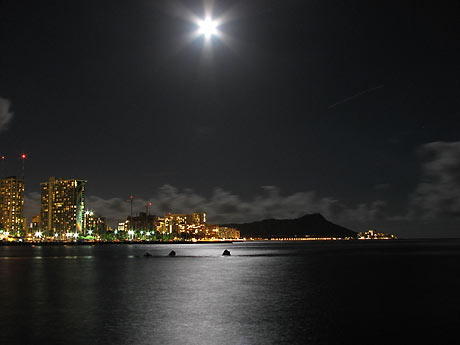 http://2.bp.blogspot.com/_slemb5NBL3M/TDzlE_cghHI/AAAAAAAAEm8/xQuiUeq_ANI/s1600/full-moon-in-hawaii-0616200_0556.jpg