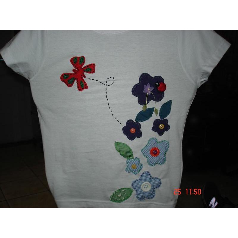 [blusa-customizada-com-flores-de-tecido-e-botoes-35-00-escolha-seu-desenho-e-personalize-suas-roupas-2999372-14167.jpg]
